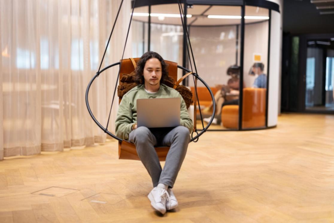 Equipo de estudiantes revisando documentos financieros durante sesión de proyecto