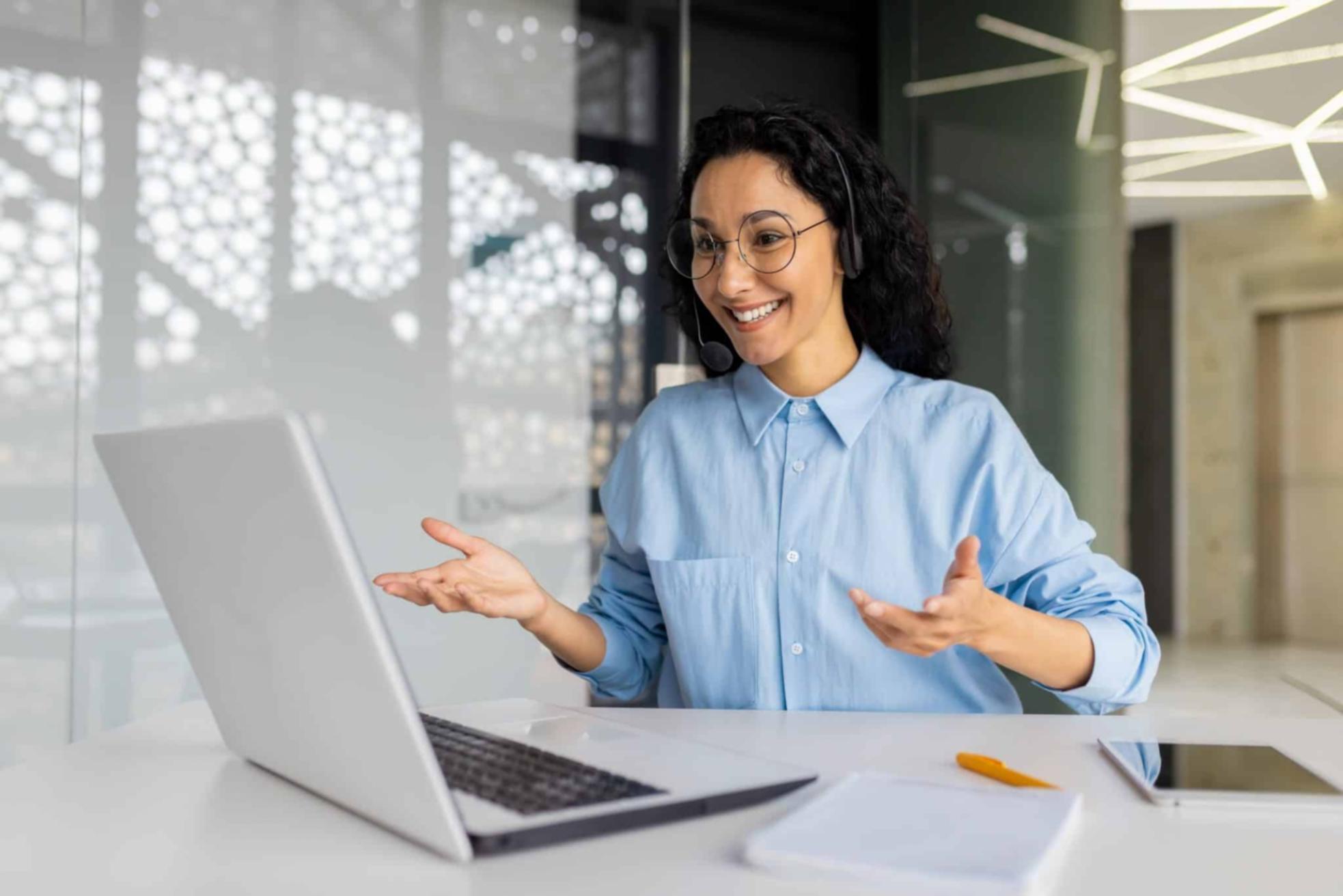 Sesión de planificación financiera estratégica con análisis detallado de métricas empresariales